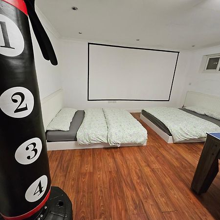 Large Annexe With Games Room Pool Table Ping Pong Air Hockey Movie Projector Windsor Eksteriør billede