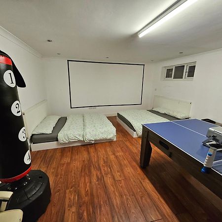 Large Annexe With Games Room Pool Table Ping Pong Air Hockey Movie Projector Windsor Eksteriør billede