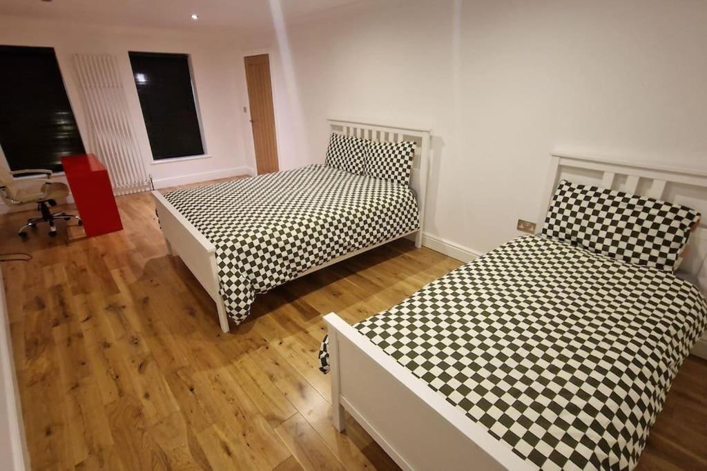 Large Annexe With Games Room Pool Table Ping Pong Air Hockey Movie Projector Windsor Eksteriør billede