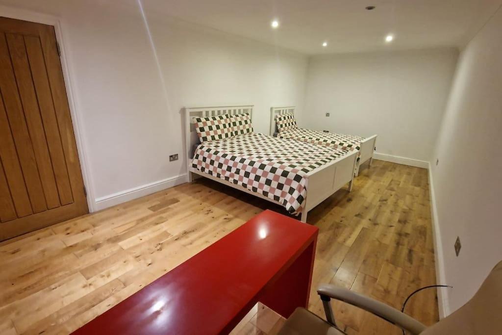 Large Annexe With Games Room Pool Table Ping Pong Air Hockey Movie Projector Windsor Eksteriør billede