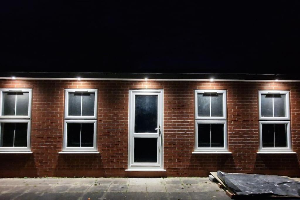 Large Annexe With Games Room Pool Table Ping Pong Air Hockey Movie Projector Windsor Eksteriør billede