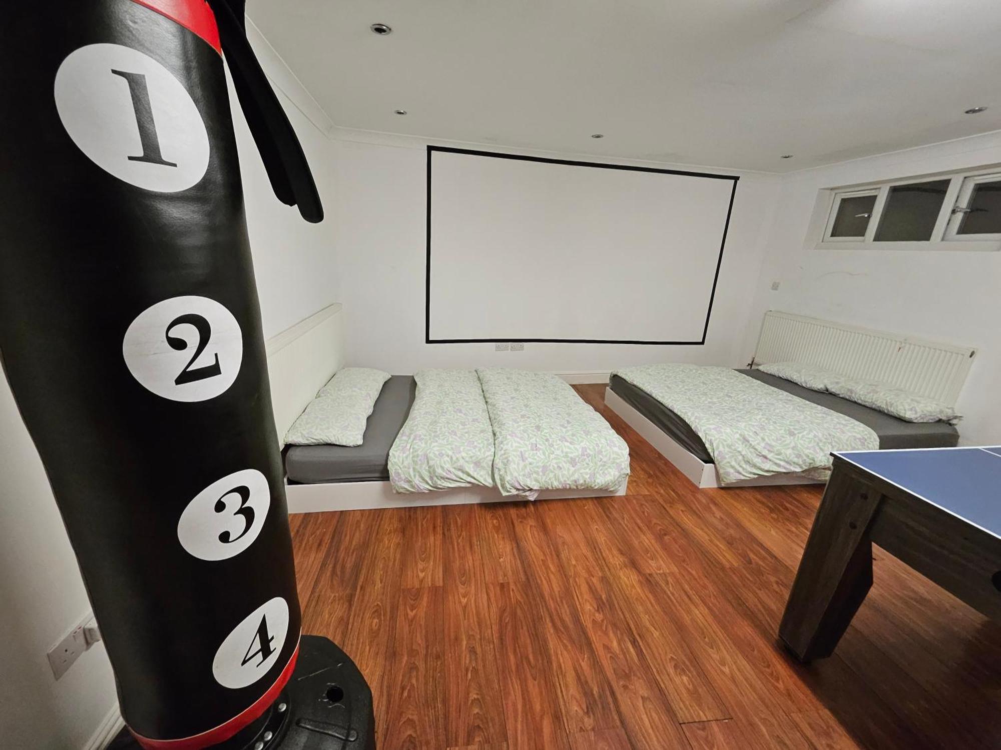 Large Annexe With Games Room Pool Table Ping Pong Air Hockey Movie Projector Windsor Eksteriør billede