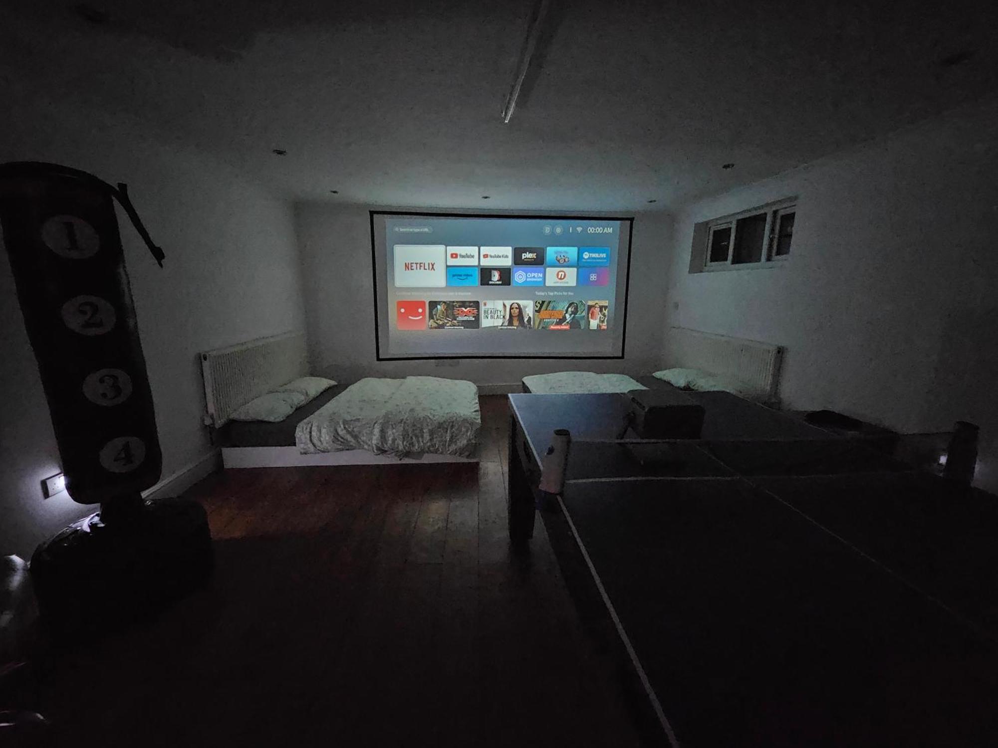 Large Annexe With Games Room Pool Table Ping Pong Air Hockey Movie Projector Windsor Eksteriør billede