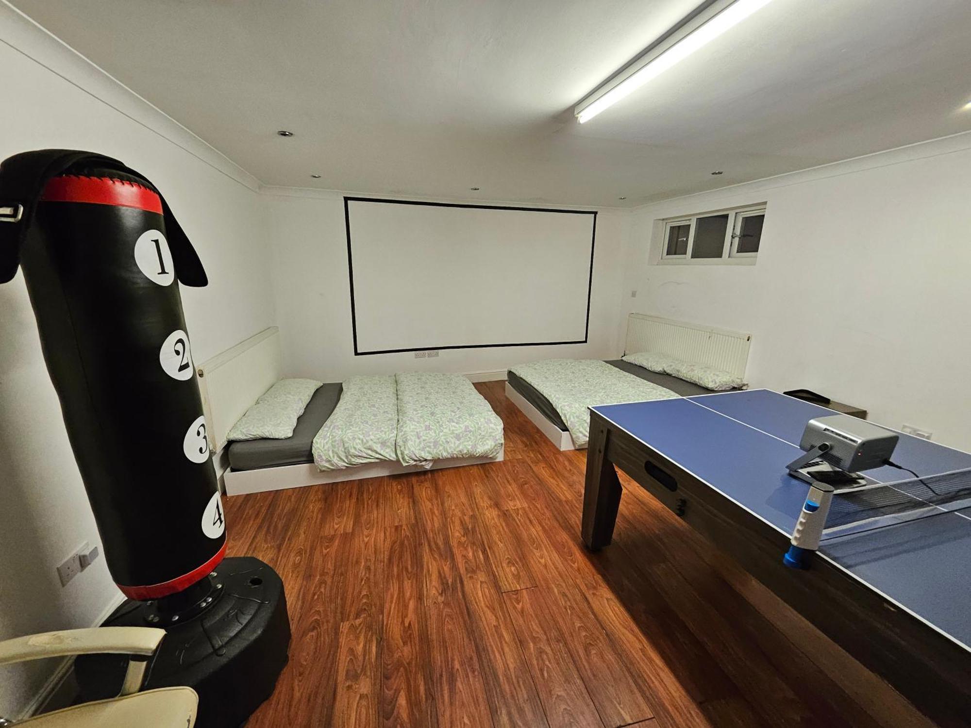 Large Annexe With Games Room Pool Table Ping Pong Air Hockey Movie Projector Windsor Eksteriør billede